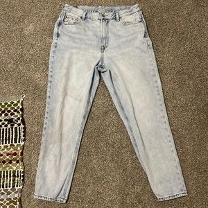 American Eagle cute Mom jeans! slightly distress size 10 regular